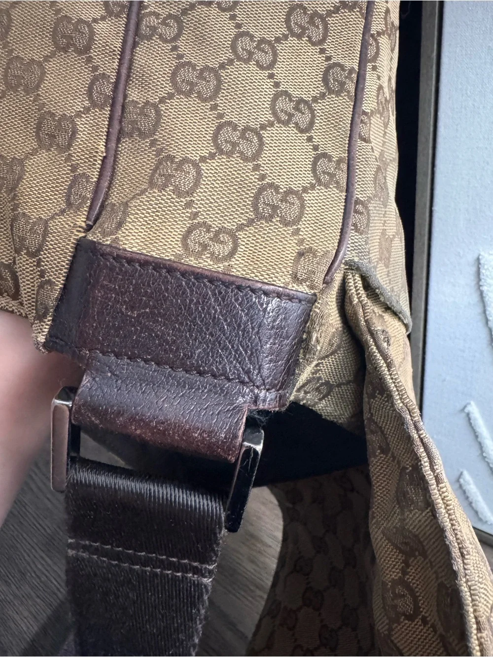 Authentic Gucci GG Canvas Messenger Crossbody Bag Beige Brown